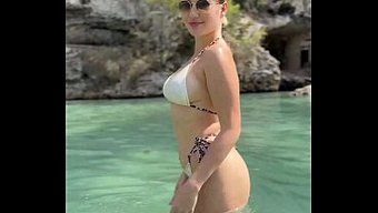 Amalia Davis Received Passionate Guests On Her Vacation