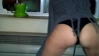 Sexy American Hotel Guest Shows Off Her Moves